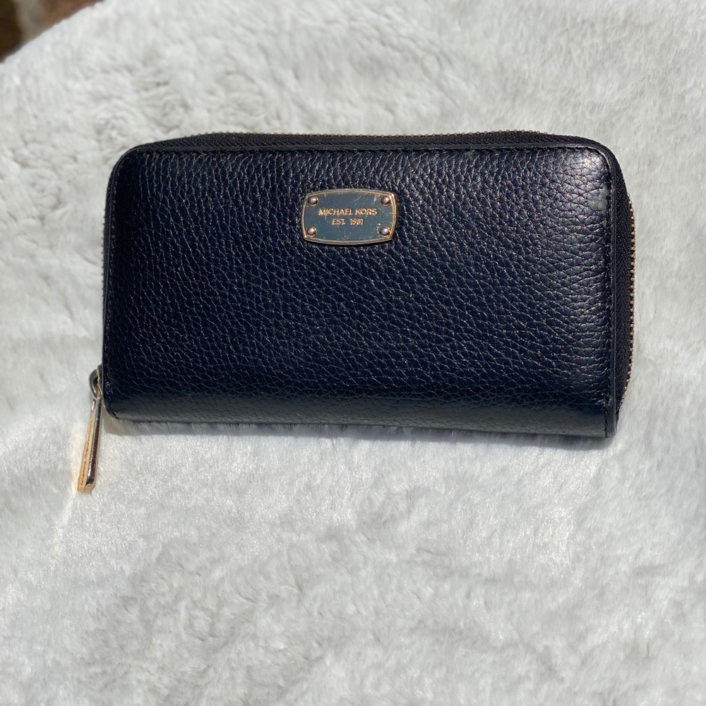✨Michael Kors zip-up wallet✨